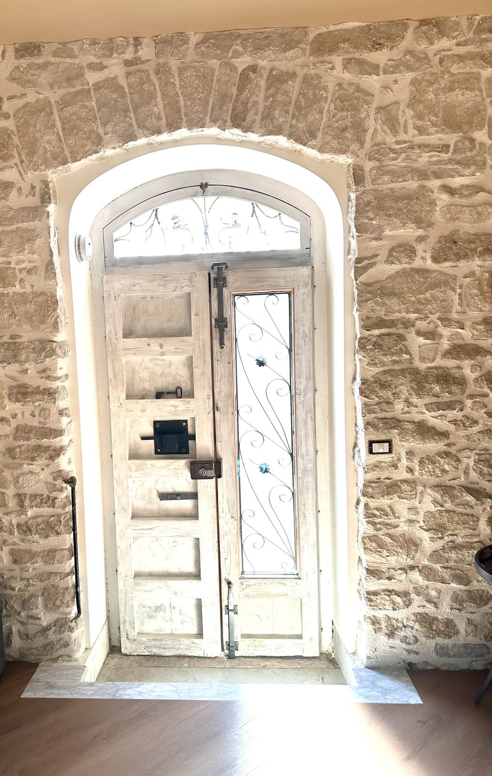 Pietra Viva &mdash; entrance door