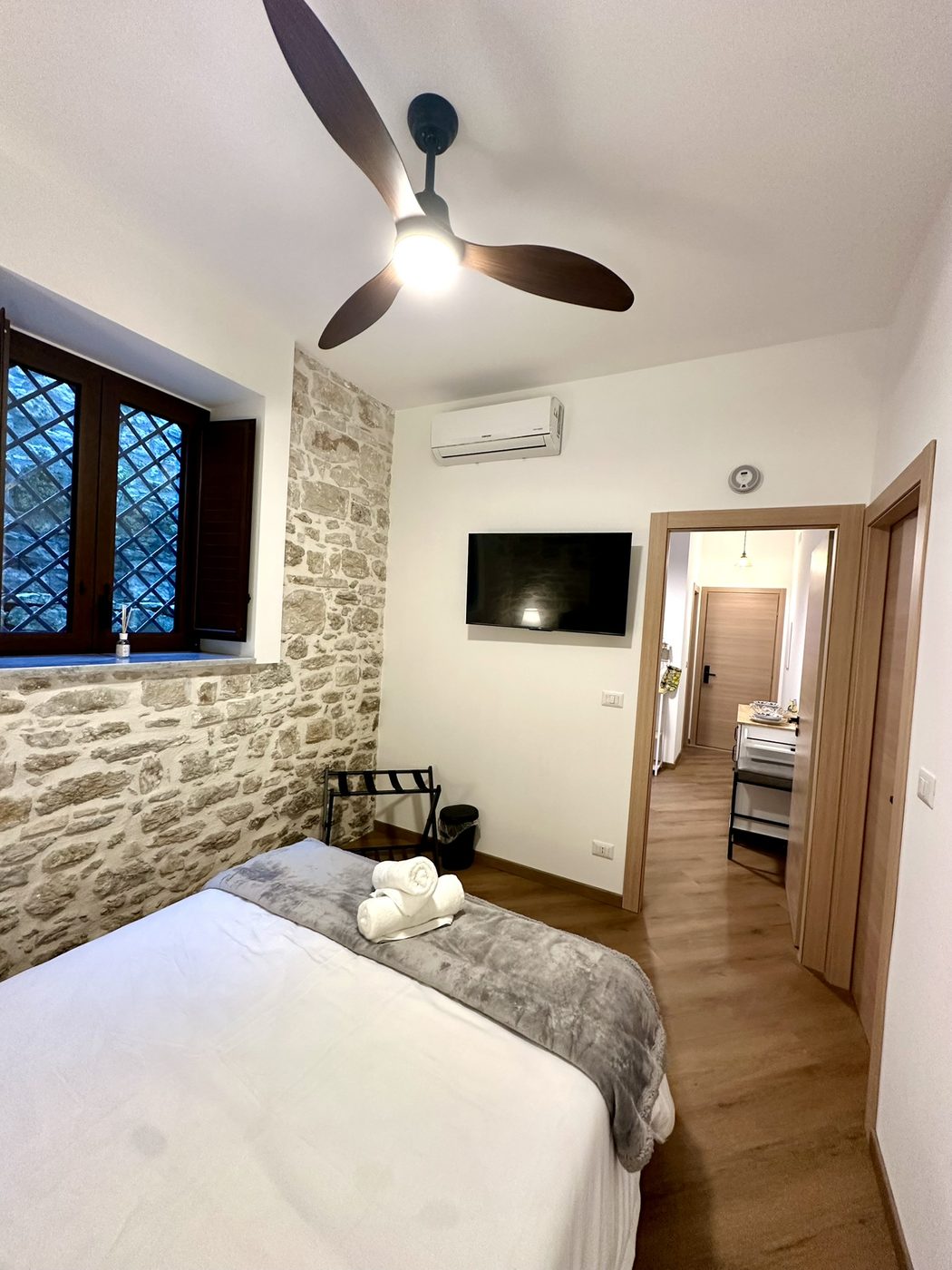 Casa del Monte &mdash; bedroom one, detail