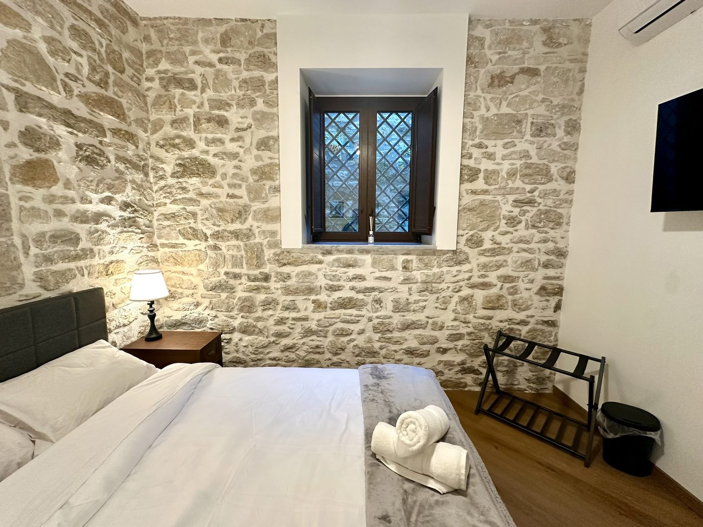 Casa del Monte &mdash; wardrobe and window